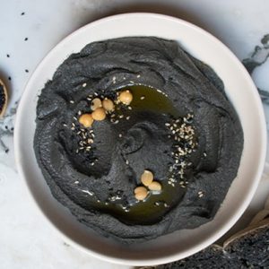 como hacer hummus de ajo negro